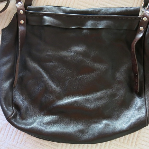 Dean. B29 Zip-top, stainless thimble Crossbody Leather Bag in Brown - Picture 2 of 10